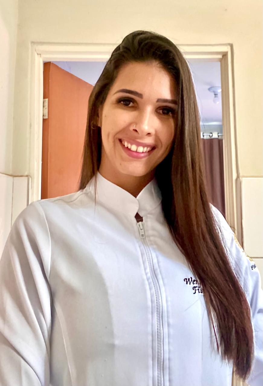 Dra. Wenjel Cristina da Silva, fisioterapeuta, sorrindo de jaleco