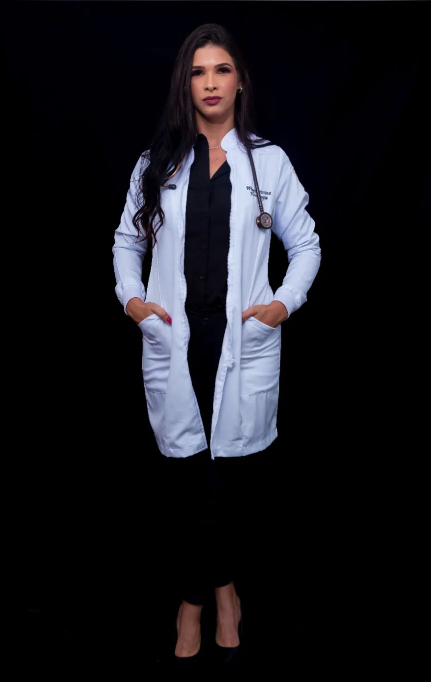 Dra. Wenjel Cristina da Silva, fisioterapeuta, em retrato profissional com jaleco e estetoscópio